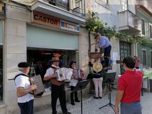 Vindima juntou vizinhos na rua dos Arcos (c/ fotos) IMG 20210924 180047