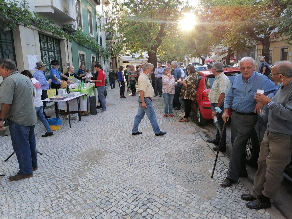Vindima juntou vizinhos na rua dos Arcos (c/ fotos) IMG 20210924 182948