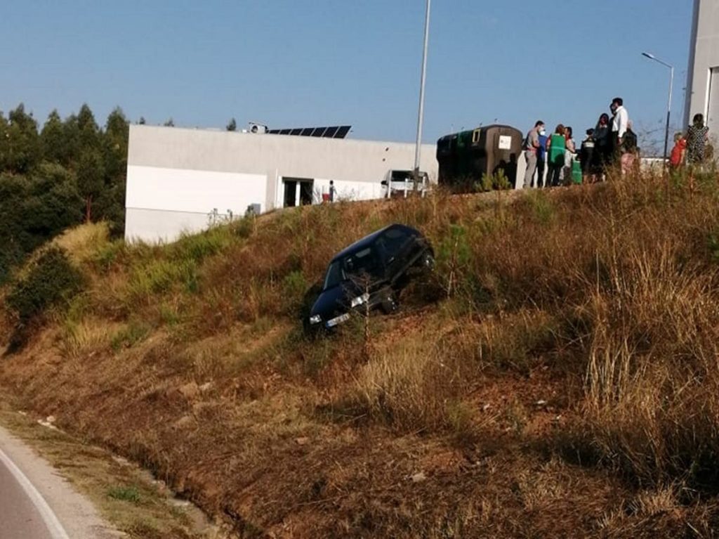 Falta de segurança no novo centro escolar da Linhaceira provoca primeiro acidente acidente linhac 7505397161 3106648760730360716 n Copia