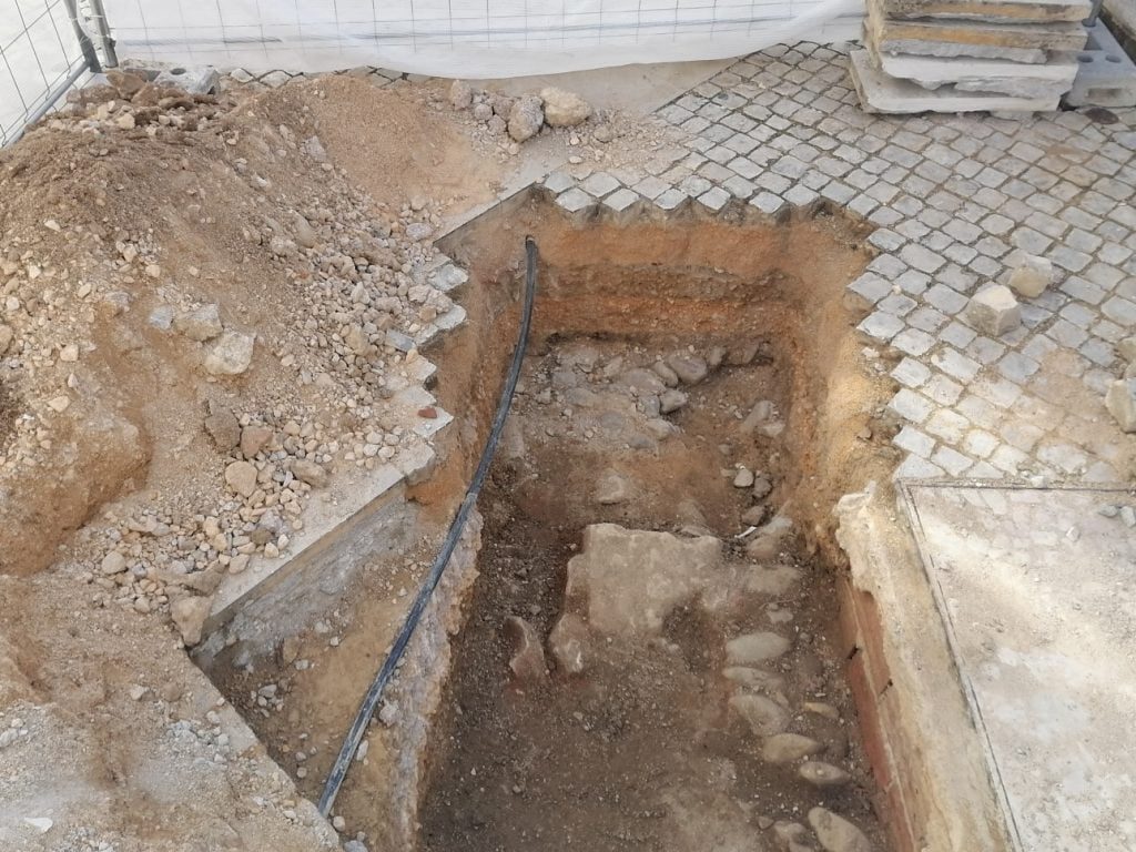 Calçada medieval descoberta na Corredoura escavacoes arqueologicas IMG 20210917 105028