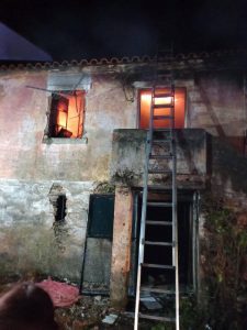 Incêndio destruiu casa e desalojou família (c/ fotos) inc 2341460016 2341304675022905452 n