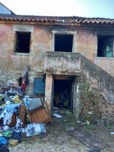 Incêndio destruiu casa e desalojou família (c/ fotos) inc 84793345 6460049767494936755 n