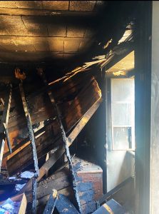 Incêndio destruiu casa e desalojou família (c/ fotos) incend 43CD 90B6 25C6A2B4FC6C