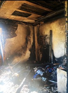 Incêndio destruiu casa e desalojou família (c/ fotos) incend 46E4 A519 5E24C006B55B