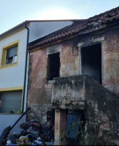 Incêndio destruiu casa e desalojou família (c/ fotos) incend 4DF7 B2AE 40CD18564692