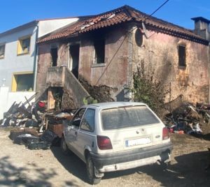 Incêndio destruiu casa e desalojou família (c/ fotos) incend C 49EB A708 D5D9F4310309
