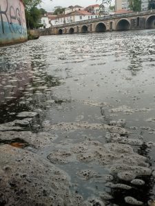 Mais uma descarga poluente no rio Nabão (c/ fotos e vídeo) poluicao rio 576440 1121279802779402987 n