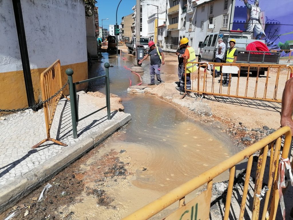 Grande rotura provoca falta de água no centro histórico de Tomar rotura agua IMG 20210920 135533