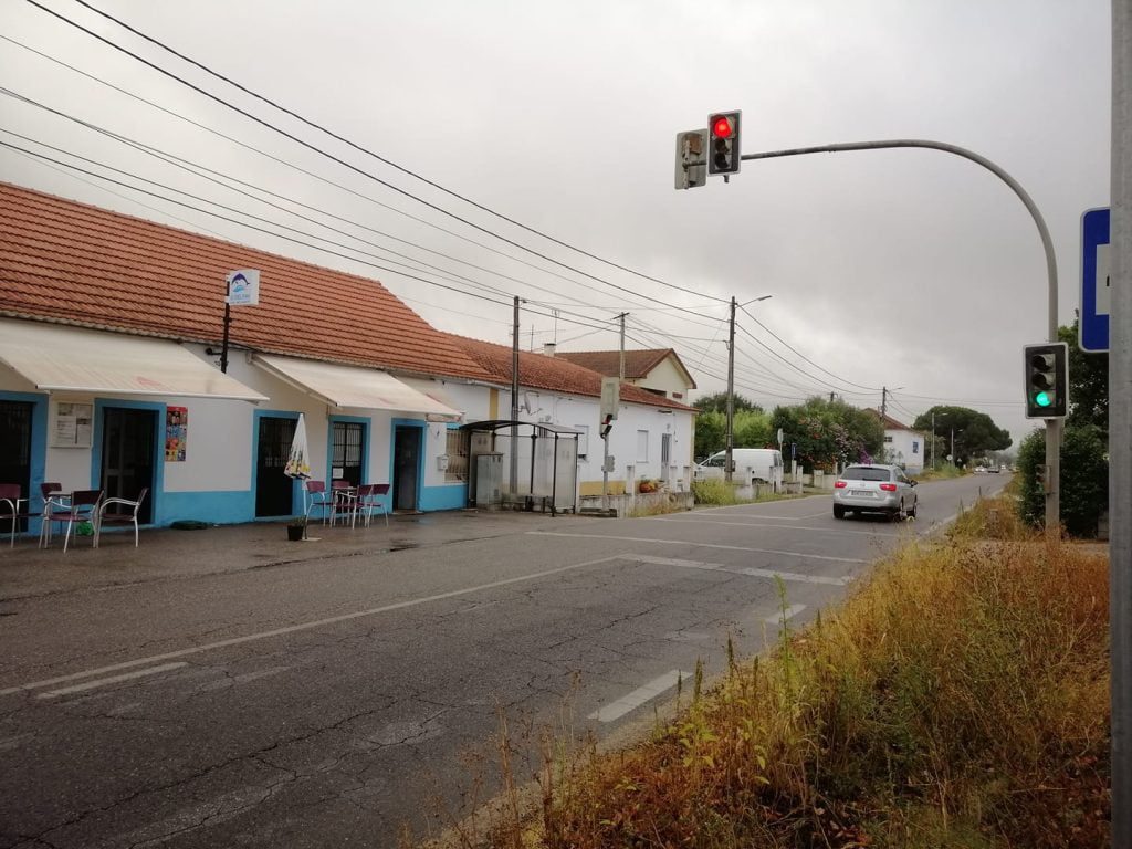 Semáforo “bipolar” em Carvalhos de Figueiredo semaforos carvalhos figueiredo 81287775 719130905263951864 n
