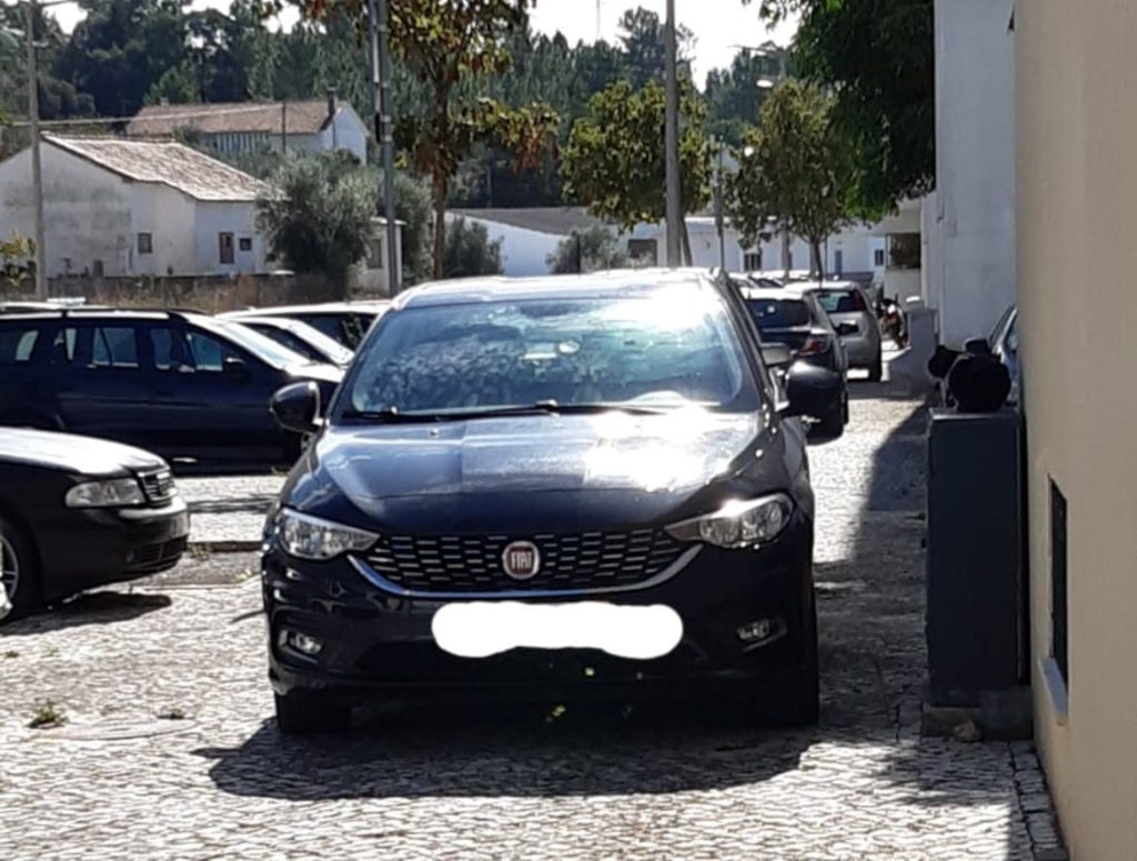 Carros estacionam no passeio estac 53348038581 8992899322466586103 n