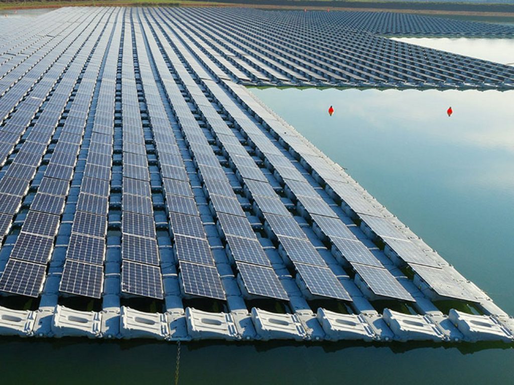 Uma central solar flutuante nas águas de Castelo do Bode enrgia solar