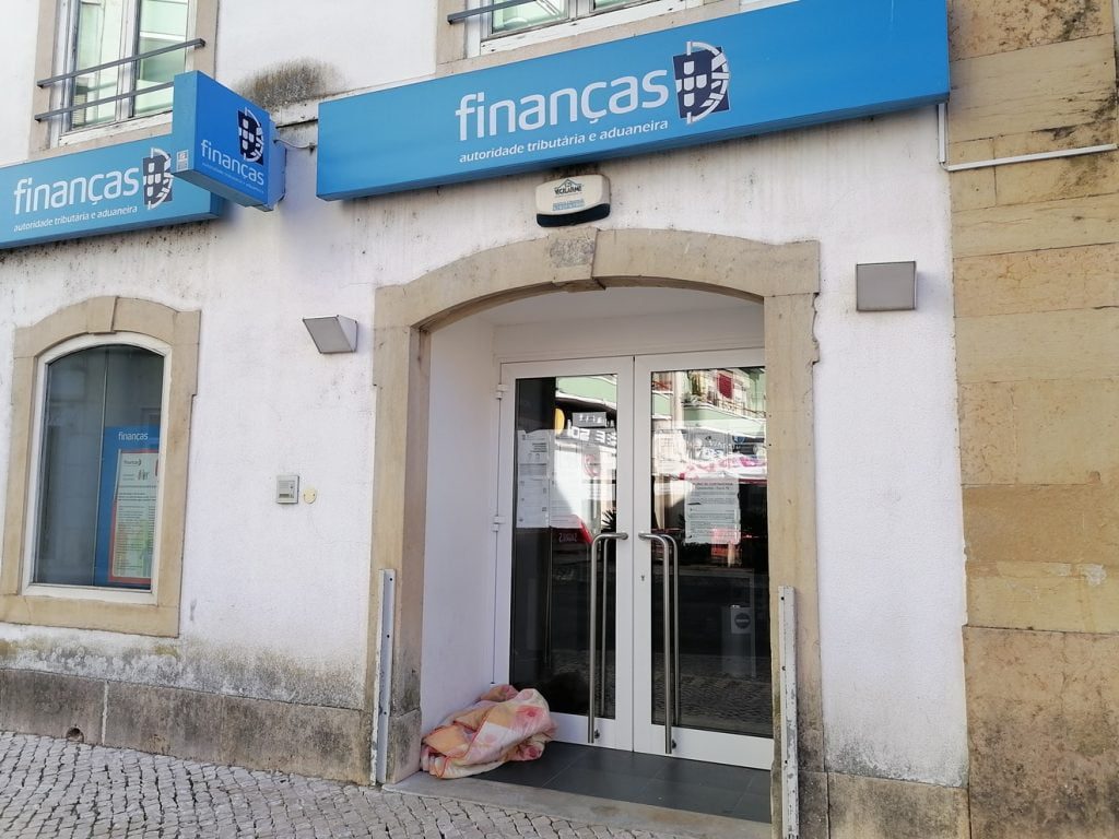 Sem abrigo dorme à porta das finanças financas sem abrigo IMG 20211114 102105