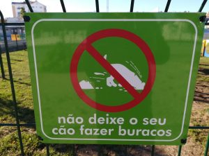 Cães proibidos de fazer buracos no parque canino parque canino IMG 20211107 092113