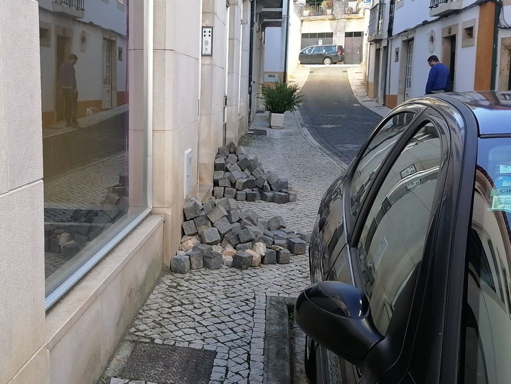 Pedras ocupam passeio no centro histórico IMG 20211213 125554