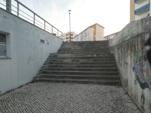 Carro desce escadaria e segue viagem centro vacinacao escadas IMG 20211215 082519