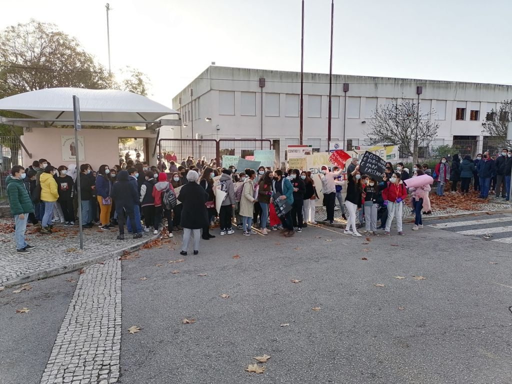 Mais protestos contra centro de vacinação na escola de Santa Iria (c/ vídeo) escola santa iria protestos IMG 20211206 083641 1