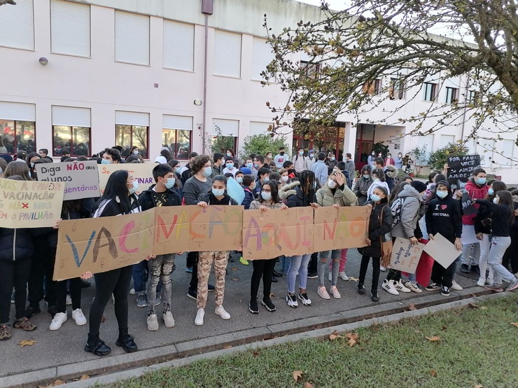 Câmara critica “utilização de crianças” nos protestos contra centro de vacinação na escola Santa Iria escola santa iria protestos IMG 20211206 084650 1