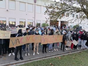 Mais protestos contra centro de vacinação na escola de Santa Iria (c/ vídeo) escola santa iria protestos IMG 20211206 084650 1