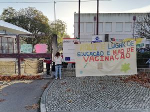 Mais protestos contra centro de vacinação na escola de Santa Iria (c/ vídeo) escola santa iria protestos IMG 20211206 085354