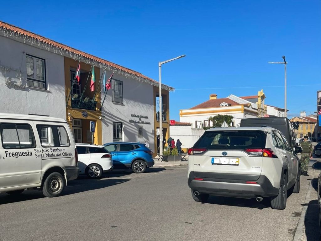 Estacionamento em segunda fila complica trânsito estac 9172951 7417970850191868861 n