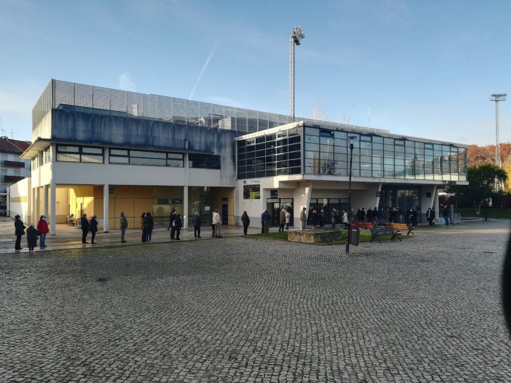 Centro de vacinação em fase de mudança para a sede do Sp. Tomar pavilhao IMG 20211127 085945