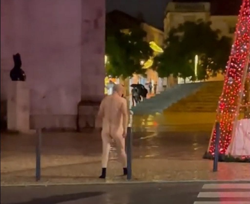 Homem anda nu nas ruas de Santarém (c/ vídeos) santarem homem nu