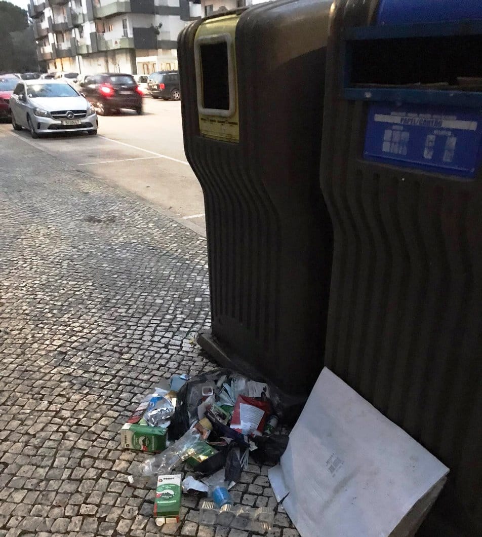 Ecopontos vazios e lixo no chão lixo 2619 8259157424516457274 n