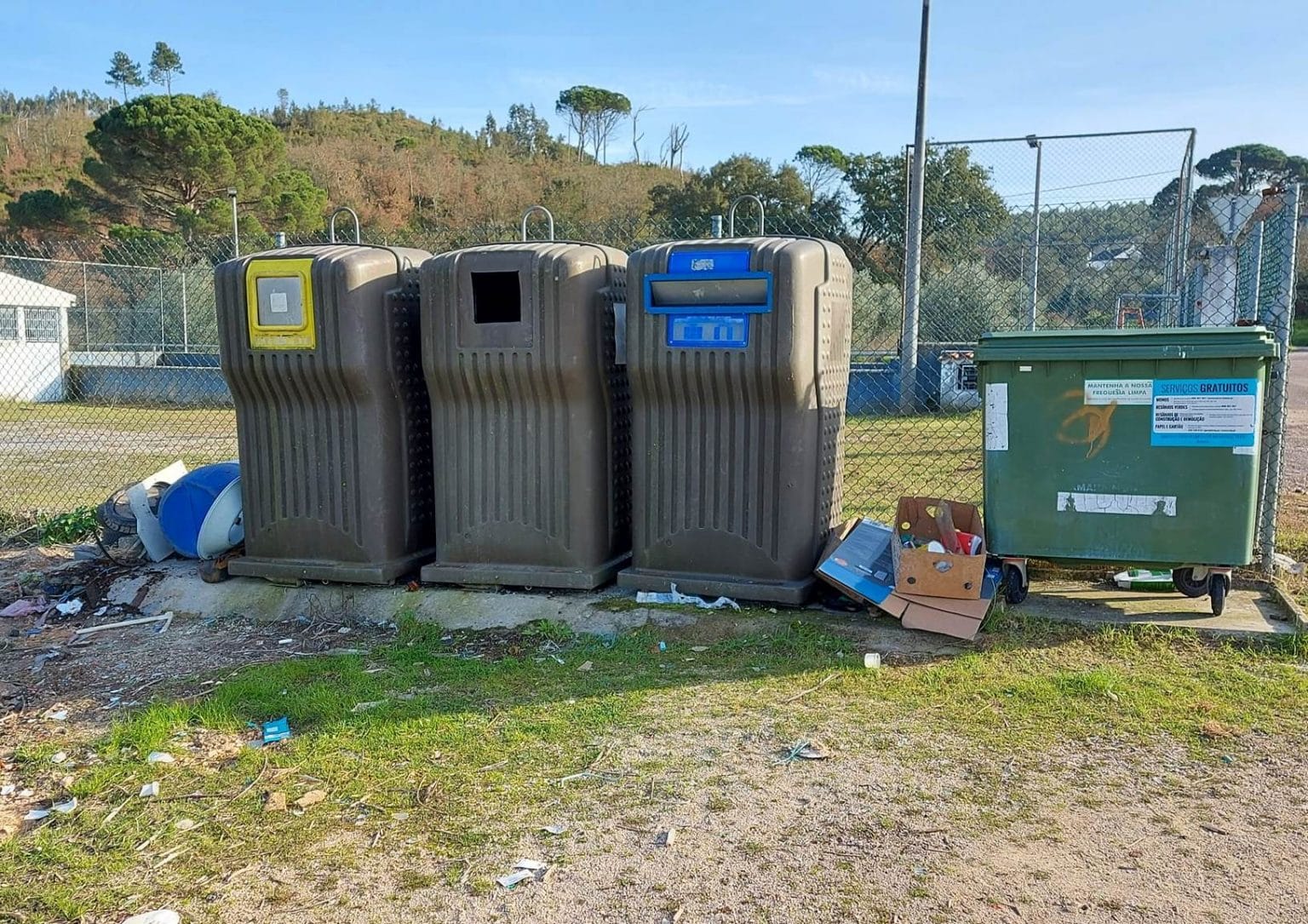 Ecopontos vazios e lixo no chão lixo 43329 2764900819504327740 n