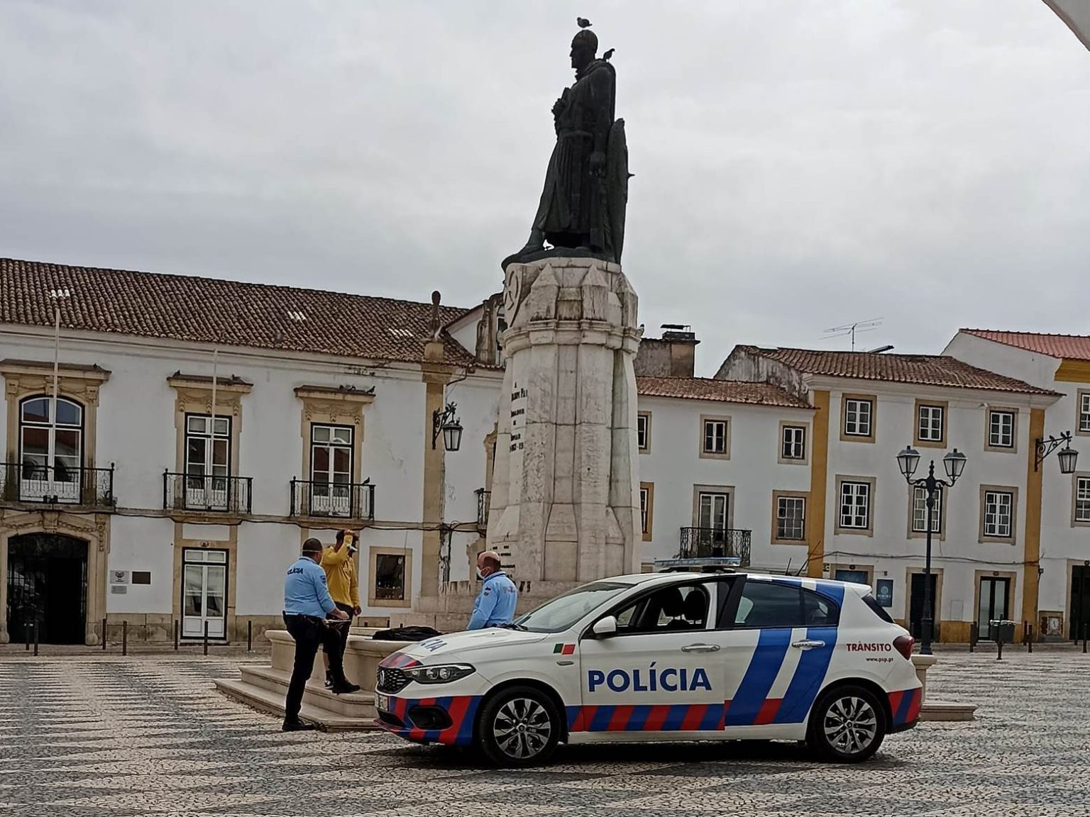 Polícia aborda homem em tronco nu psp policia 545703 3007253406809463381 n