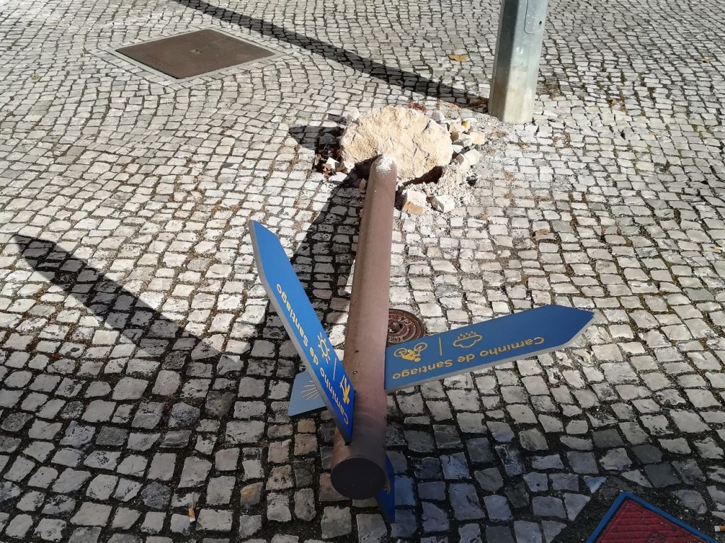 Sinal indicador dos Caminhos de Santiago alvo de vandalismo sinal santiago IMG 20220306 091022