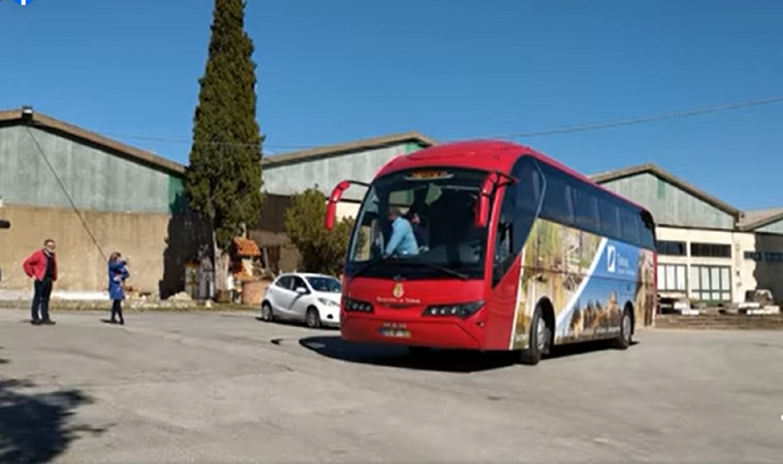 Autocarro da câmara vai buscar 50 ucranianos (c/ vídeo) ucran