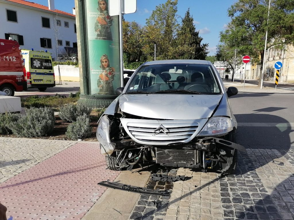 Uma colisão e um atropelamento quase em simultâneo acident IMG 20220420 181651