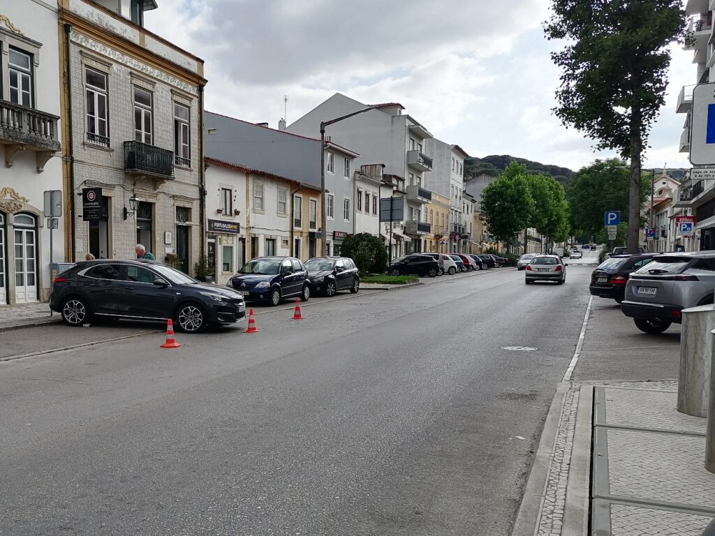 Carro destravado atravessou a rua e bateu noutro IMG 20220529 181556