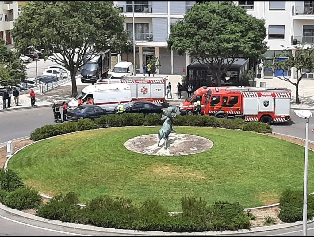 Carro entra em contramão numa rotunda em Santarém acid 217015997 5187467133194260569 n