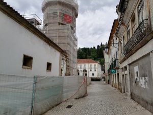 Grua deixa cair palete com telhas na Corredoura obras igreja corredoura IMG 20220512 091035