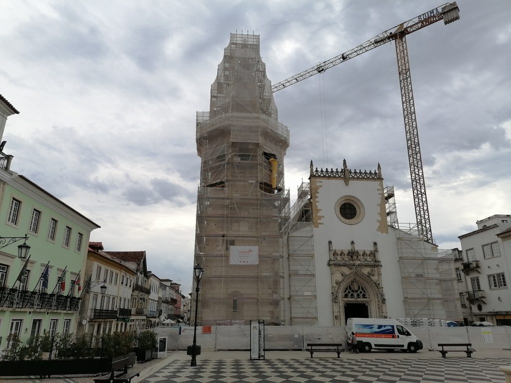 Grua deixa cair palete com telhas na Corredoura obras igreja corredoura IMG 20220512 091149