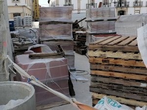 Grua deixa cair palete com telhas na Corredoura obras igreja corredoura IMG 20220512 102304