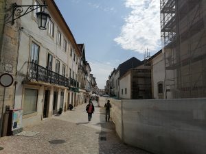 Grua deixa cair palete com telhas na Corredoura obras igreja corredoura IMG 20220512 102438
