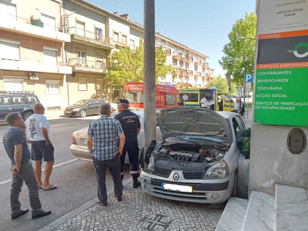Despiste aparatoso e insólito nas ruas de Tomar acid 651460 7154993588716516402 n