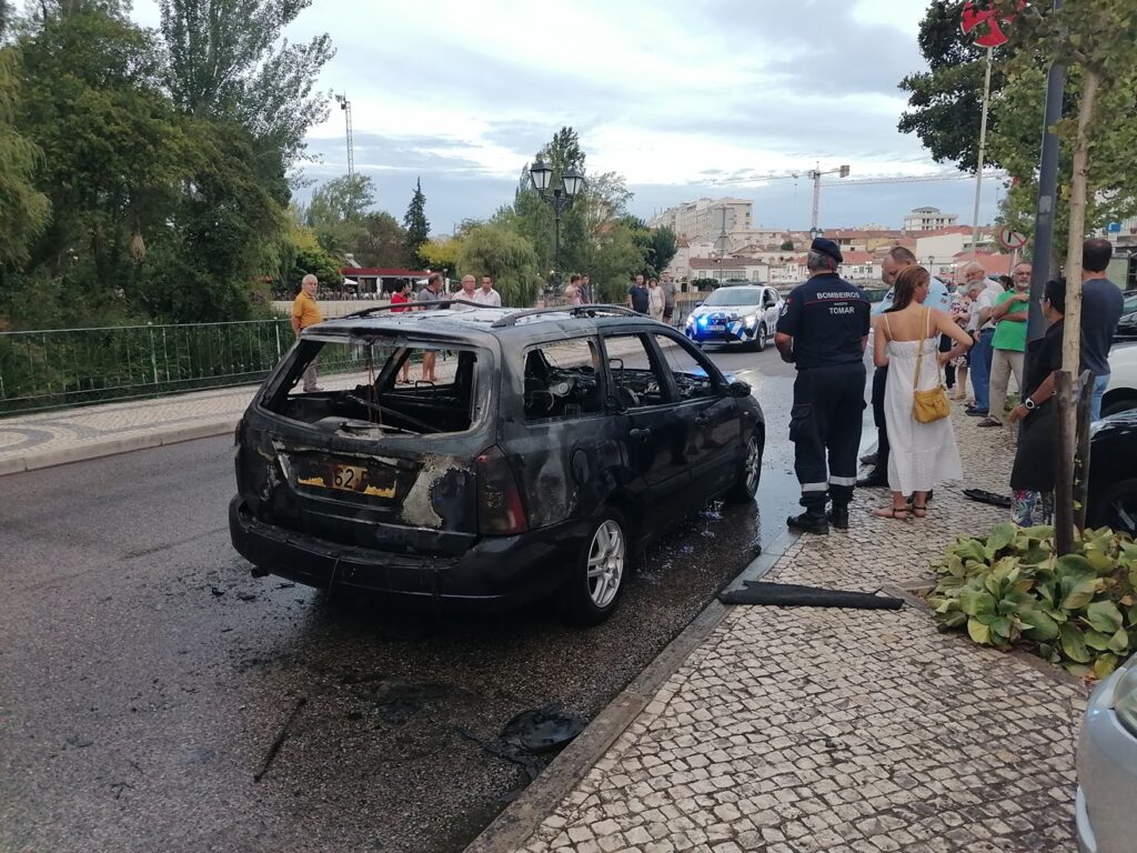 Carro ardeu numa das principais ruas de Tomar (c/ fotos e vídeos) IMG 20220911 193227