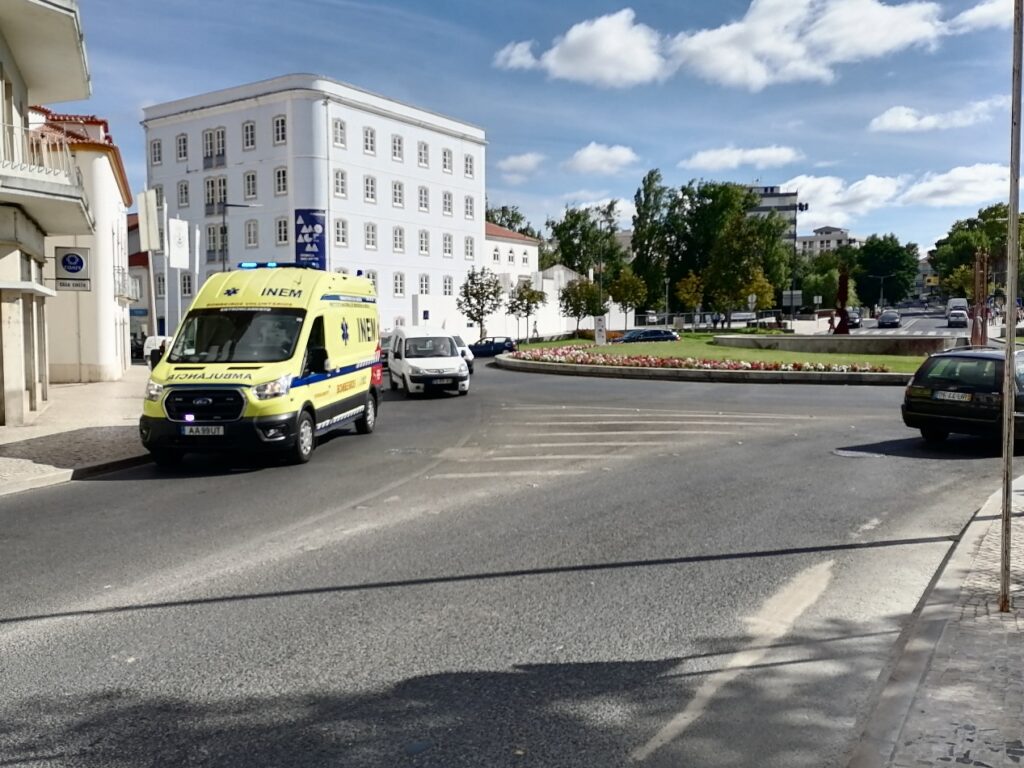 E os bombeiros ali tão perto ambulancia inem IMG 20220902 102924