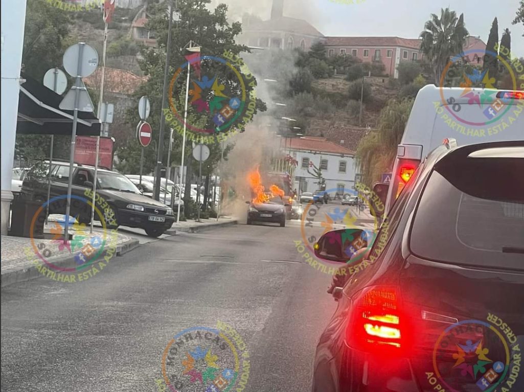 Carro ardeu numa das principais ruas de Tomar (c/ fotos e vídeos) carro arder 89