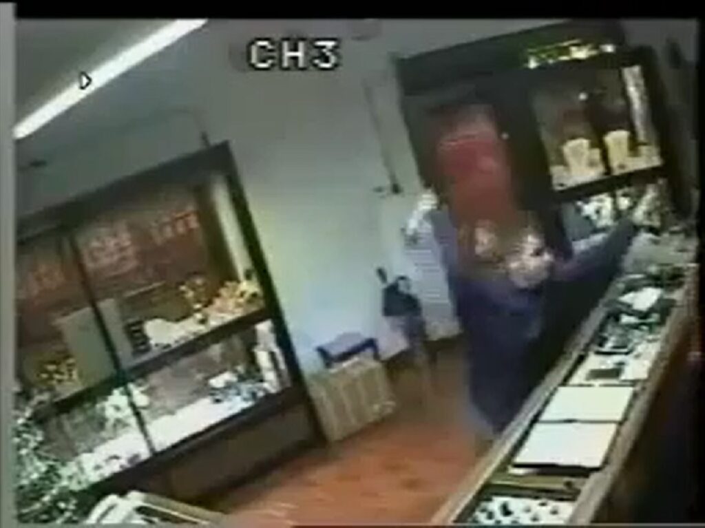 Treze anos depois de assaltos violentos, PJ apanha um dos assaltantes na Suíça (c/ vídeo) assalto