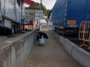 Voluntárias apanham lixo na feira de Santa Iria lixo IMG 20221017 100547