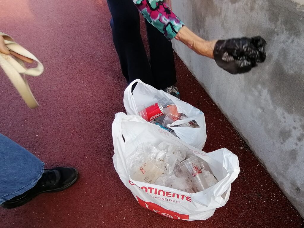 Voluntárias apanham lixo na feira de Santa Iria lixo IMG 20221017 100728