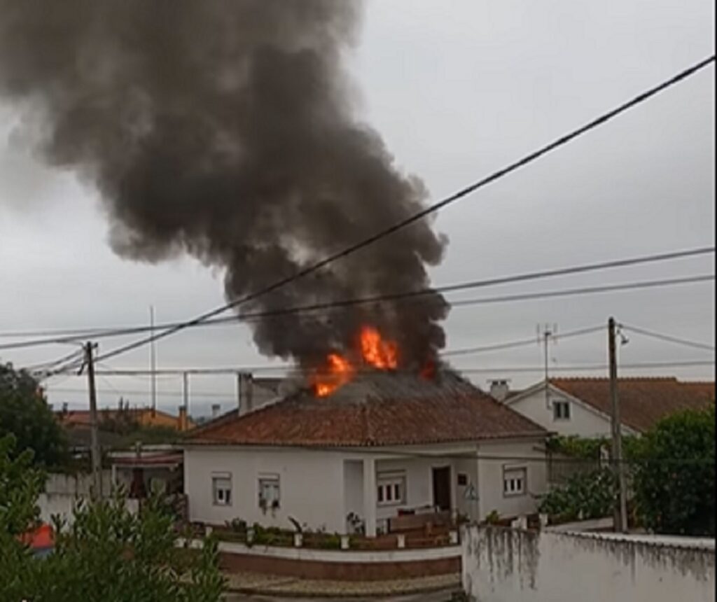 Incêndio destrói habitação em Riachos (c/ vídeo) riachos 6789