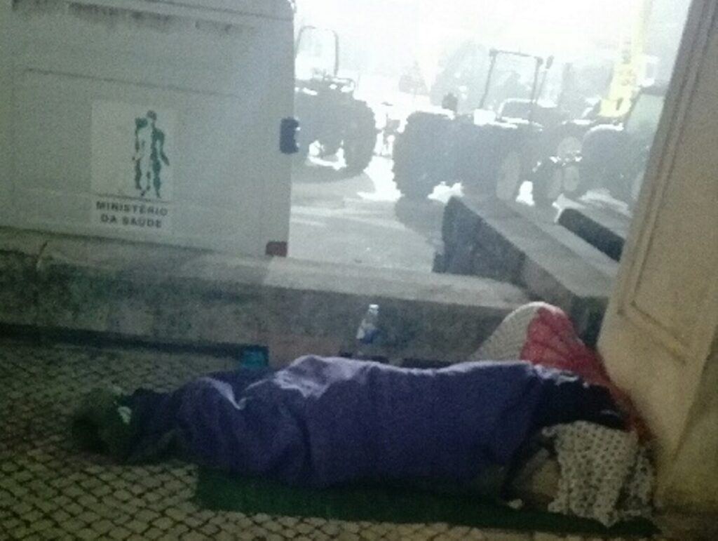 Sem abrigo dorme nas arcadas do tribunal sem abrigo PART 1666221216416