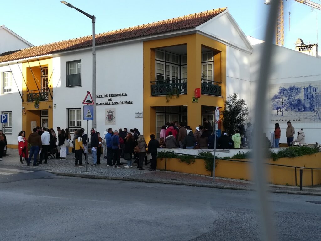 Há quem passe a noite à porta da junta para levar Tabuleiro IMG 20221112 085109