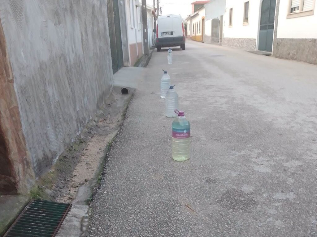 Garrafões de água para proibir estacionamento estac 8974056 6182233160018258194 n