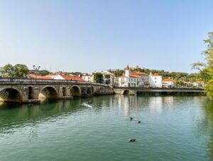 Os 10 pontos turísticos mais fotografados em Tomar foto rio nabao ponte jen.scott vanlife